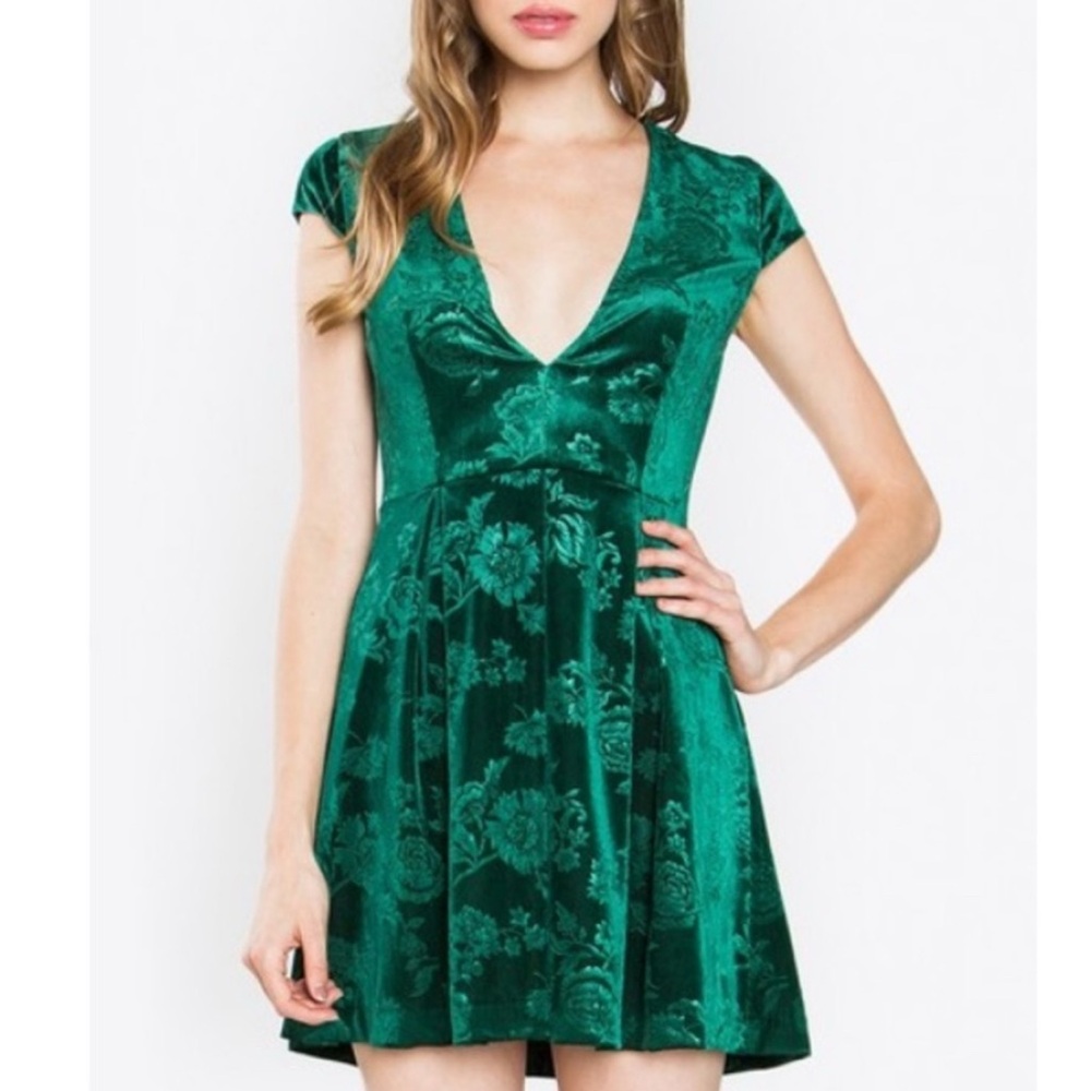 SUGARLIPS Emerald Ebony Velvet Formal
Dress in Small